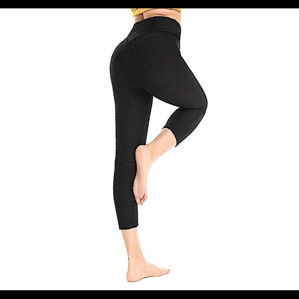 Black Capri Cellulite Scrunchy Leggings